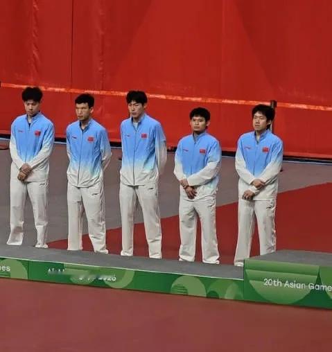 王皓指导这下彻底尴尬了！
不是因为国乒男团2:3惜败日本男团、无缘亚运金牌，而是：在男单1/4决赛中林诗栋4-2力克松岛辉空，这也让王皓指导在决赛中“田忌赛马”的排兵战术饱受争议！
 
男团决赛教练组的对阵安排，
王楚钦对阵松岛辉空、温瑞博迎战张本智和、林诗栋交手户上隼辅。
把大赛经验尚浅的温瑞博安