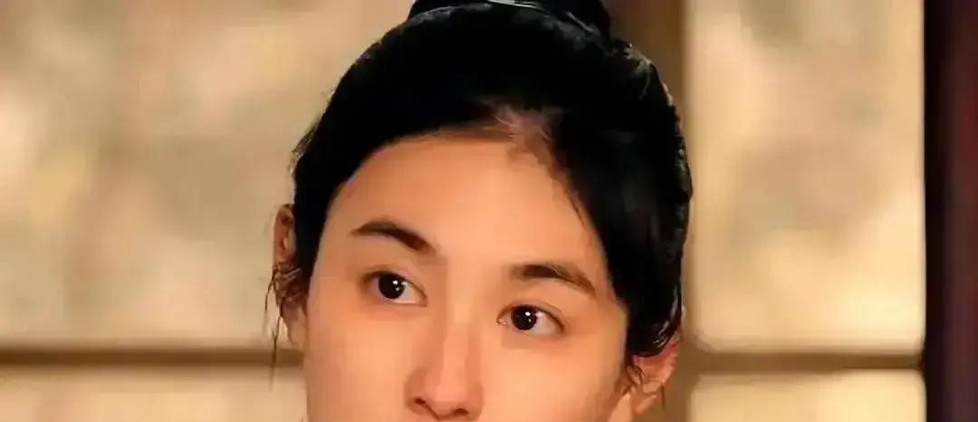 凌晨三点多，一部本该靠硬实力拿大奖的口碑剧，愣是稀里糊涂被送上了风口浪尖

全剧组实打实熬了十一个月，张嘉益坐镇艺术总监，顶着茅盾文学奖改编的光环，本该是大放异彩的《主角》

结果全组人的心血，硬生生被一个躲在楼道里情绪失控的女演员，用18分钟直播搅得稀碎

要说这事儿有多荒唐，你看56岁老戏骨张嘉