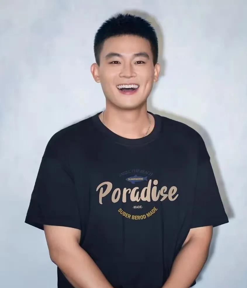 翻看近几年主流国剧的演员名单，欧豪绝对是个让人看不懂的“异数”。
按理说才三十出头，在同年龄段不少人还在古偶打转的时候，他手里的硬货已经多得让人眼红。
从《风吹半夏》里重情重义的童骁骑，到《胆小鬼》里阴郁破碎的秦理，再到后来的《生万物》《北上》《刑警的日子》。
谍战、刑侦、年代大戏，几乎哪个赛
