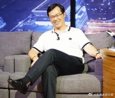 #曝P姓男星五角恋#卓伟直播爆料P姓歌手五角恋：P娶了酷似顶流前任的W，婚内却出轨女星W2；邻居隐婚夫妻Z男与G女因家暴生隙，W调解时竟与Z男暗生情愫。最终两对双双离婚重组，P净身出户，W与Z男结婚生子。 ​