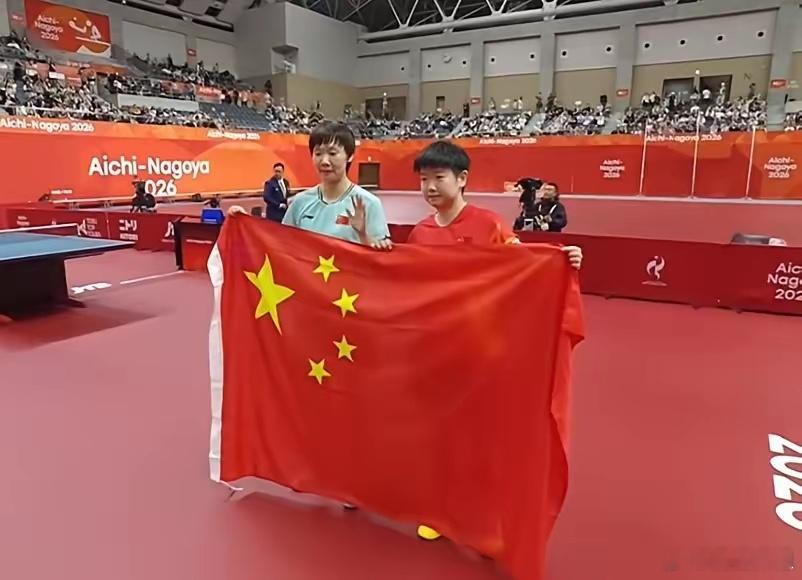 #王曼昱冠军#亚运会乒乓球女单包揽金银牌！王曼昱4-2取胜夺金，孙颖莎摘银！北京时间2026年9月27日，亚运会乒乓球女单决赛，中国两名选手王曼昱和孙颖莎正面交锋，比赛开始，王曼昱11-8，11-9拿下前两局比赛，第三局孙颖莎13-11扳回一城，第四局王曼昱11-9取胜拿到赛点，第五局孙颖莎11-4强势反击，第 ​