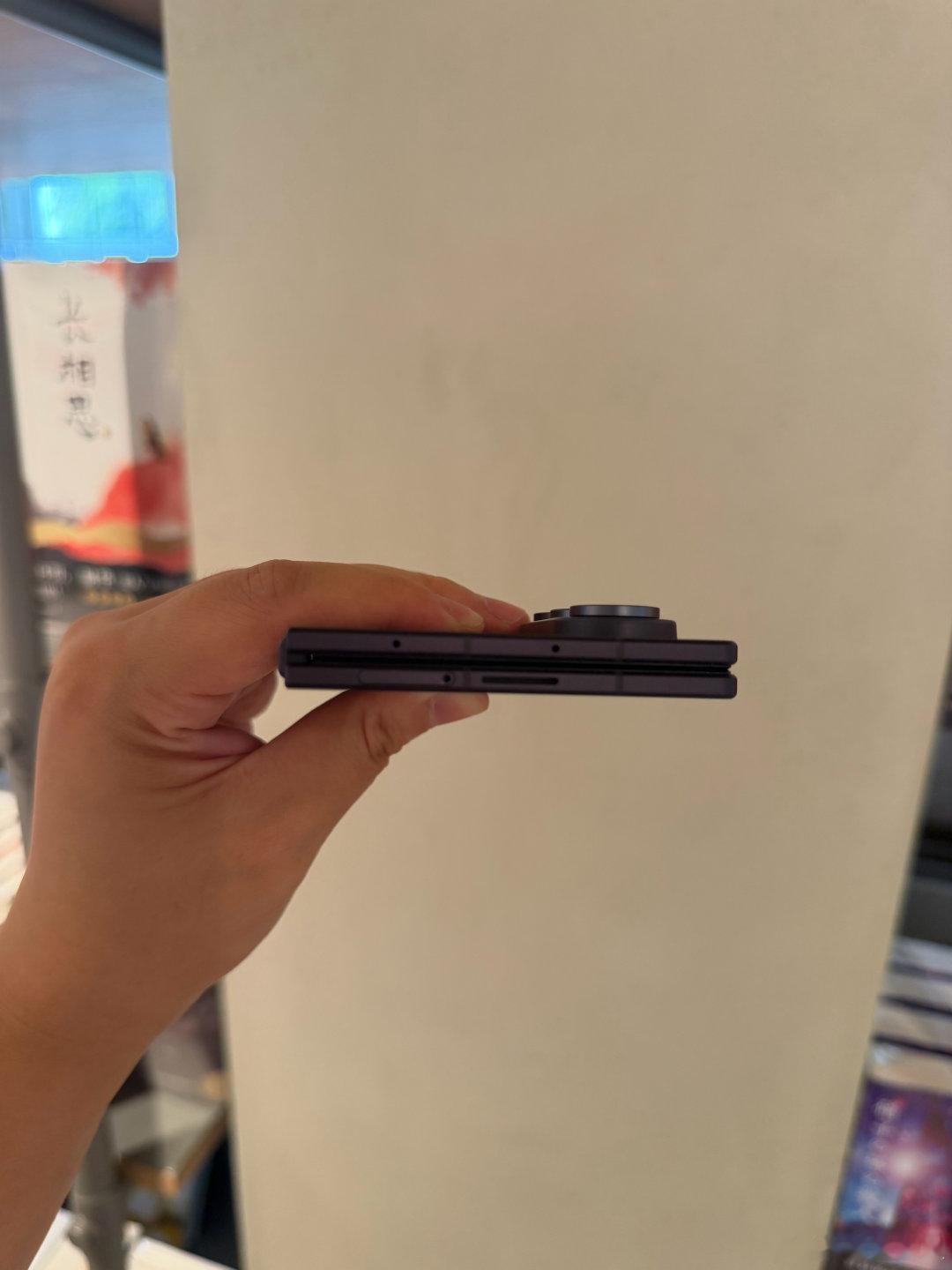 三星 Fold 8 Ultra这个线条真的没话说，从边框到机身过渡顺滑，拿手里特别称手#三星ZFold8Ultra##三星折叠屏薄到离谱了# ​