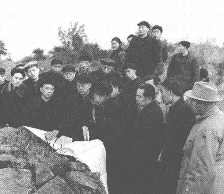 1958年2月26日，周总理到湖北考察长江三峡枢纽工程坝址。周总理身后是湖北省委书记王任重，周总理前面还能看到李富春和李先念，他们都是国务院副总理。 ​