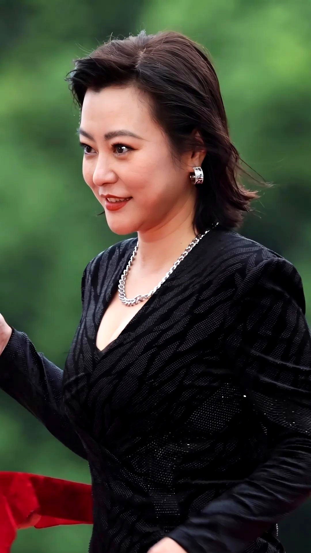 红毯上，郝蕾穿着红裙往那一站，小腹微凸，连吸气收腹的动作都省了。

旁边是一群饿了几天、裹着束腰连气都不敢喘的女星。她倒好，大大方方把中年女性最真实的体态亮给镜头。

有人喊话让她注意体面，说公众人物得管住嘴。可人家转身甩出的是一堆拿得出手的硬核作品。

演员这碗饭，到底该用演技端着，还是靠皮囊撑着