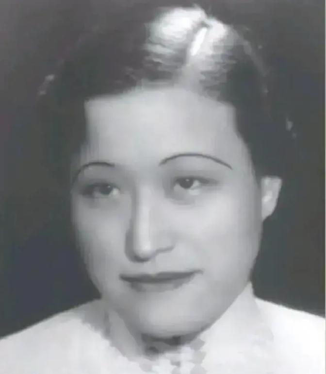1941年，宋美龄出现在一女子家中，怒甩对方一巴掌大警告说：“离蒋先生远一点！”谁知，被打女子指着宋美龄吼道：“你才是后来者，要不是你，蒋先生怎么会同我离婚！”
 
陈洁如捂住脸，没哭。她放下手，脸上指痕明显。“你打完了？”她声音很平，“可以走了。”
 
宋美龄站着没动，呼吸有点急。她盯着陈洁如，像