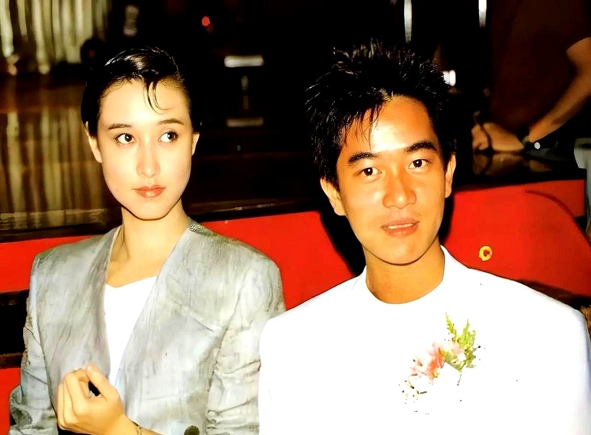1984年，乐坛顶流陈百强把中澳混血女友Karina拉到镜头前，直接给了名分。三张老照片里，这个当过谭咏麟《爱在深秋》MV女主的女孩跟陈百强站在一起，透着难得的松弛。

但这段感情散得太快。陈百强骨子里极度敏感，加上顶流的担子，遇事总习惯把自己关起来，硬生生把感情隔在门外。不久后Karina远走欧洲