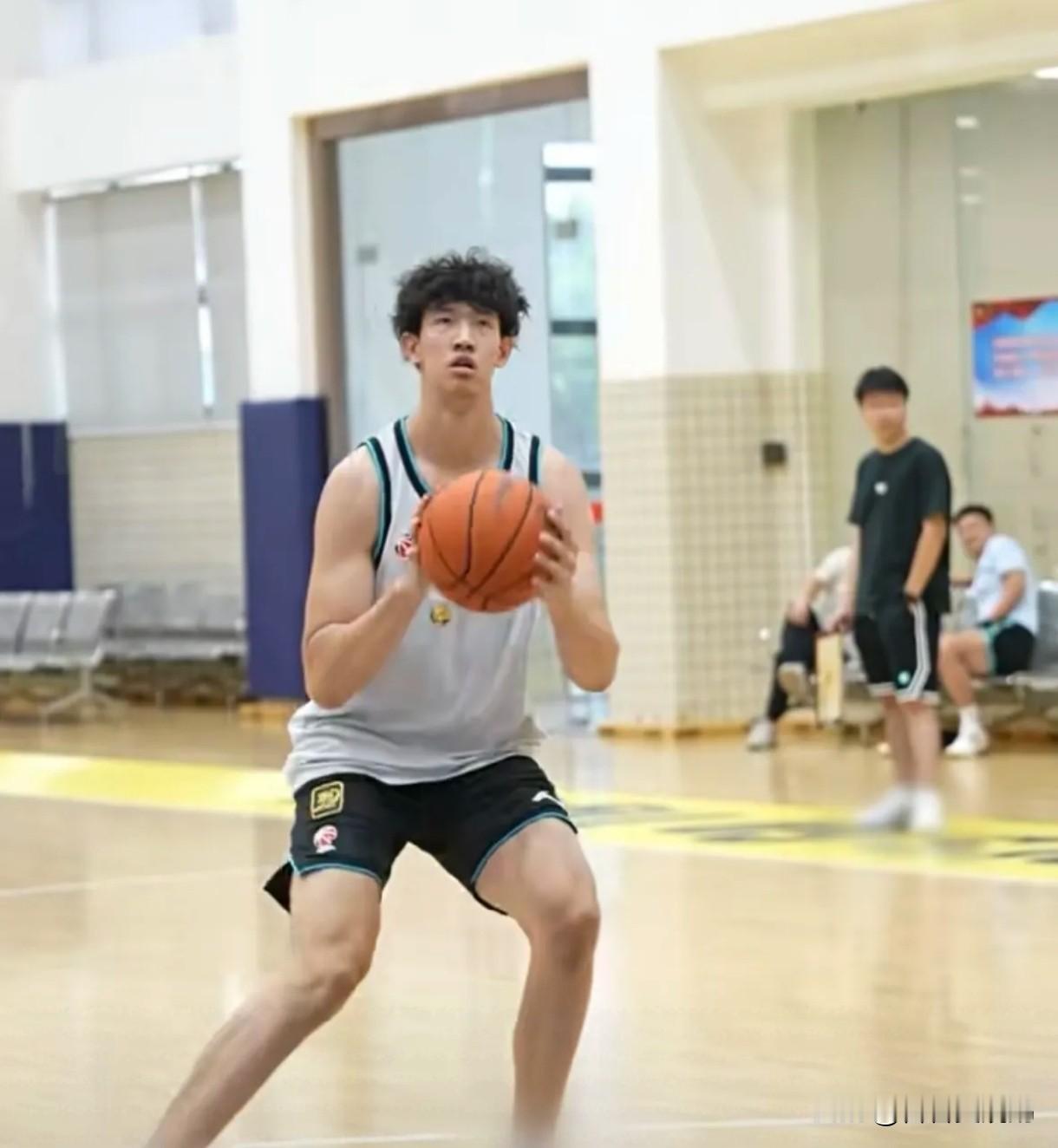 黄明依确定离队，广东男篮与广州再打热身赛，两队共进晚餐
CBA休赛期交易窗口进入冲刺阶段，广东宏远的人员调整工作迎来关键进展。备受关注的黄明依、杨腾飞互换租借交易浮出水面，目前两队仅剩余租借年限细节尚未敲定，离正式落地只差最后一步。与此同时，广东男篮并未停下备战节奏，近日与广州龙狮展开内部教学赛深度