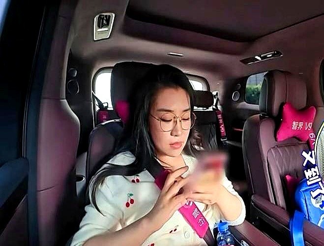 蒋诗萌录节目直接给李乃文转五千块备用金，胡军急得连连摆手，最后硬是给砍到了三千。

胡军是真被砸懵了。

之前欧豪给五百管三个人吃喝两天，陈哲远转四百第二天账面只剩五块，穆祉丞给两千都算大客户，蒋诗萌这一出手比前面所有人加起来都多。

五千块看似夸张，其实全在人情世故里。片场几十号场务、化妆和灯光助