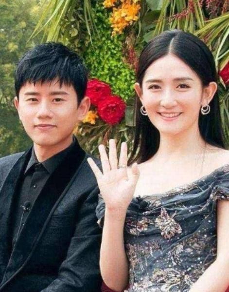 2011年，张杰跟谢娜准备结婚，张杰跟谢娜提出要拿8000万，
这是2011年前后的一段旧事，隔了十几年再被人翻出来，评论区照样能吵起来。
吵的其实不是明星的钱包，是&34;婚前买房&34;这道老题。
房子在中国人的婚姻里，从来不只是住的地方。它绑着安全感、话语权，还有一条谁都不愿明说但心里都有的退路。
先把法
