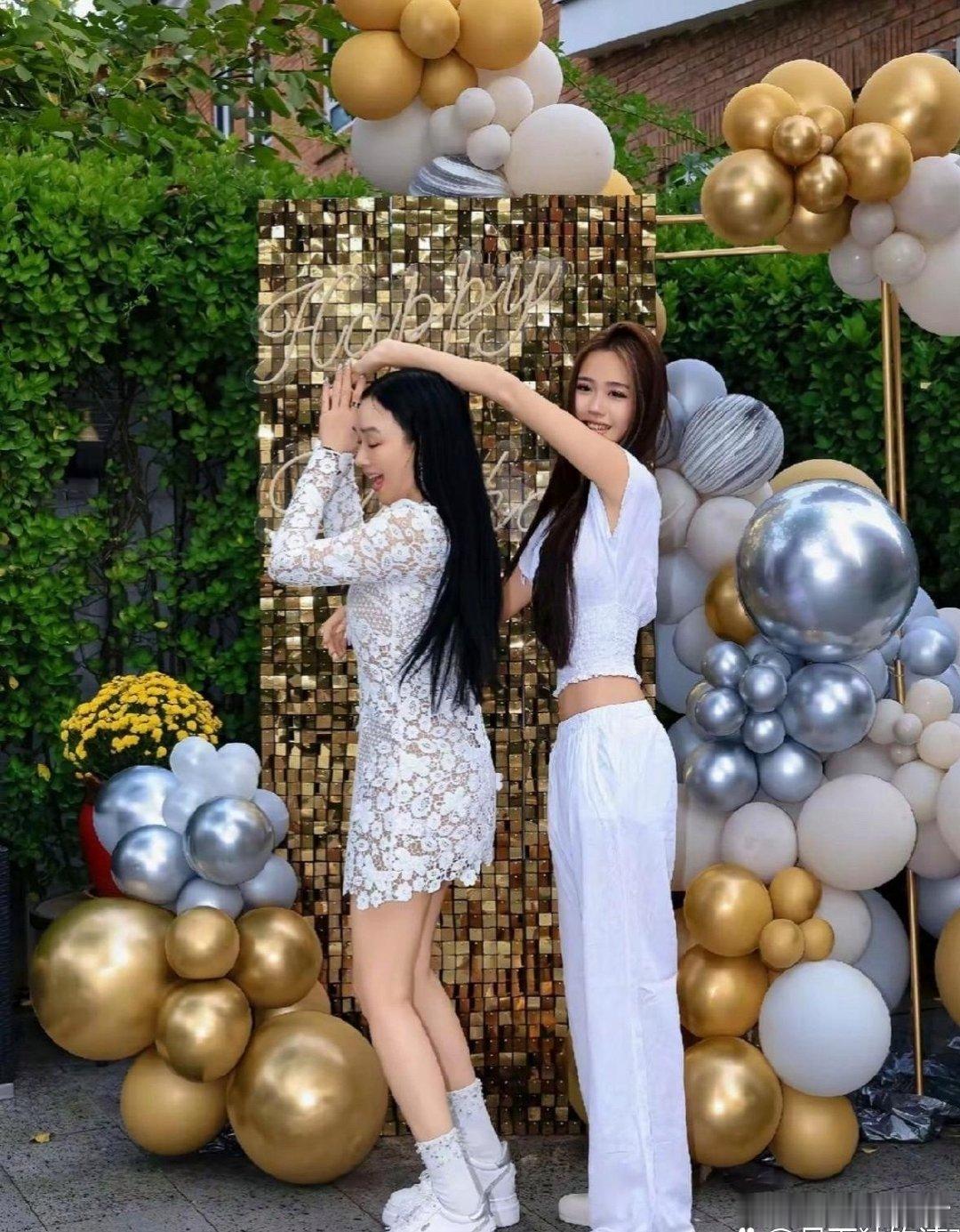 钟丽缇庆祝56岁生日，这状态这身材绝了，看着比从前显年轻好多。二女儿Jaden也特意从大学回国，陪妈妈庆祝！ ​