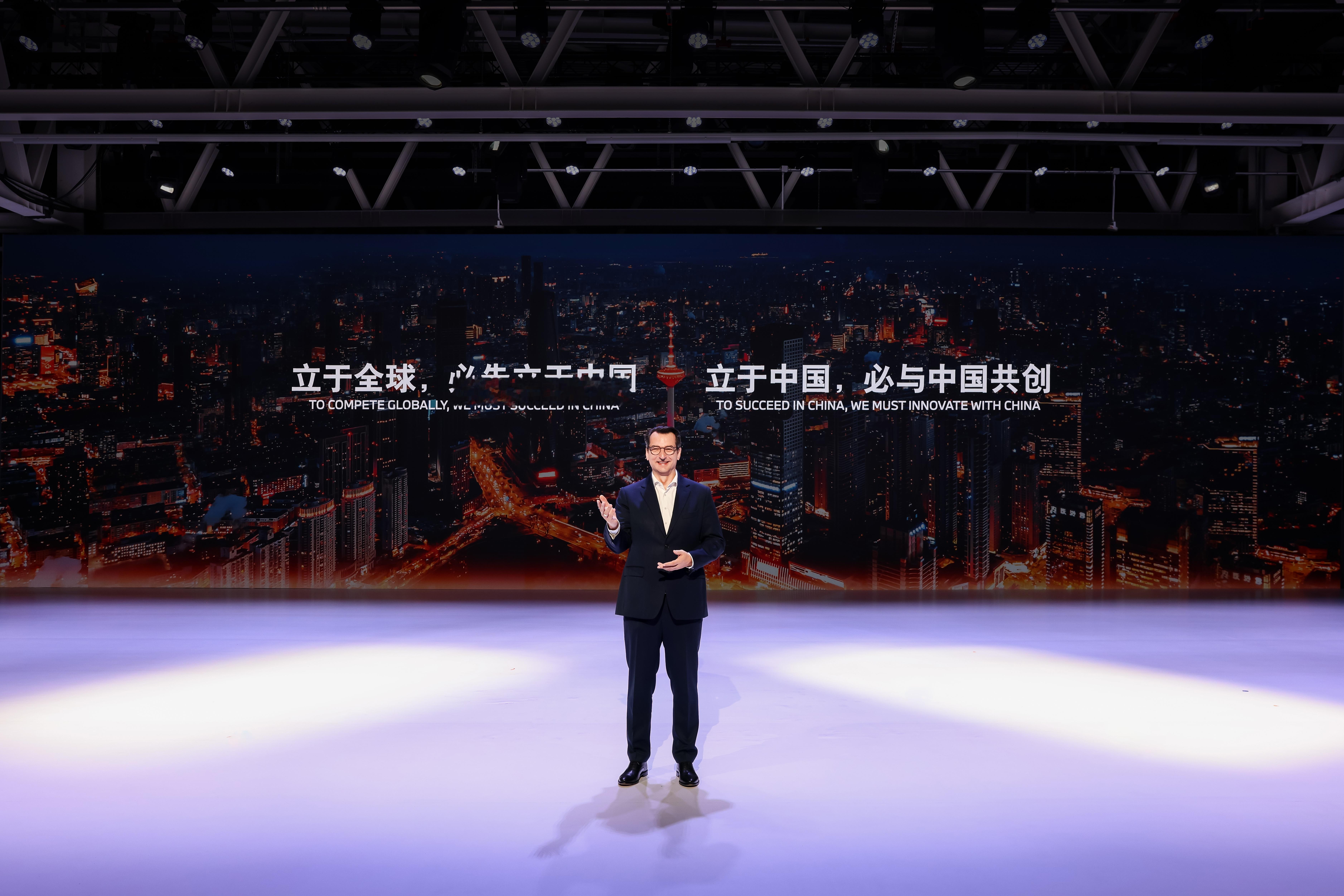 2026 宝马中国创新日暨第六代动力电池下线仪式，我在现场见证，全程高能，非常燃，既能感受到宝马的底气，也能看见宝马对中国市场的重视。

大圆柱电芯实现规模化应用，新世代，已然开启。#宝马第六代动力电池在沈阳正式量产# 

在中国，为中国，宝马从来不讲虚的，而是用行动说话。自 2010 年以来，宝 ​