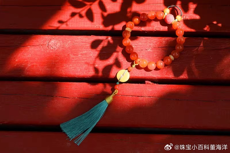 店内在售南红玛瑙手链，随着气温的进一步下降，推荐一下从视觉上就带来温暖的美丽。[心] ​​​