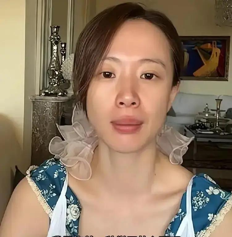 李梦真是一点面子都不给圈里人留，大半夜素颜开直播，直接把于正私下吐槽她的原话全抖搂了出来。
网友弹幕问她脸色怎么这么差，她倒好，咧着嘴说于正老师嫌她丑得穿不完，自己改不了。
经纪人当晚急疯了，电话打过去劈头盖脸就骂：于正新戏女二还在挑人，你嫌自己片约太多是吧？
就冲这几句大嘴巴，到手的女二当场