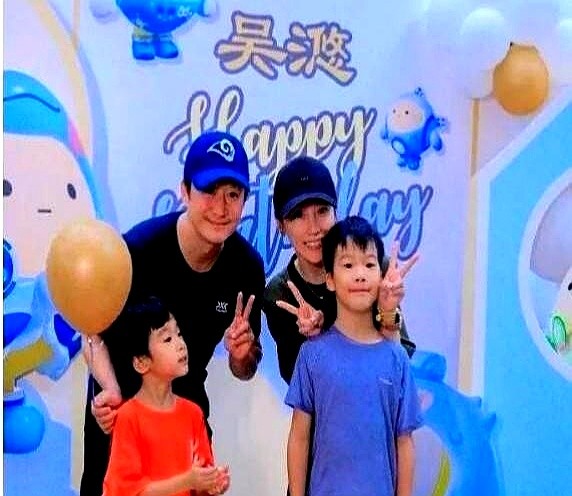8岁小孩举着电话手表给曾沛慈、唐艺昕拍照，当妈的谢楠在旁边直接看呆了。

吴京家这二儿子，算是把父母的基因吃透了。长着一张随爹的脸，却带着随妈的社交天赋。谢楠发文直呼被惊到，这小子毫不怯场，愣头愣脑就往前冲。家里12岁的老大文静，这8岁的老二却胆大包天，这股子劲头，倒是有几分吴京拍打戏的架势。

吴