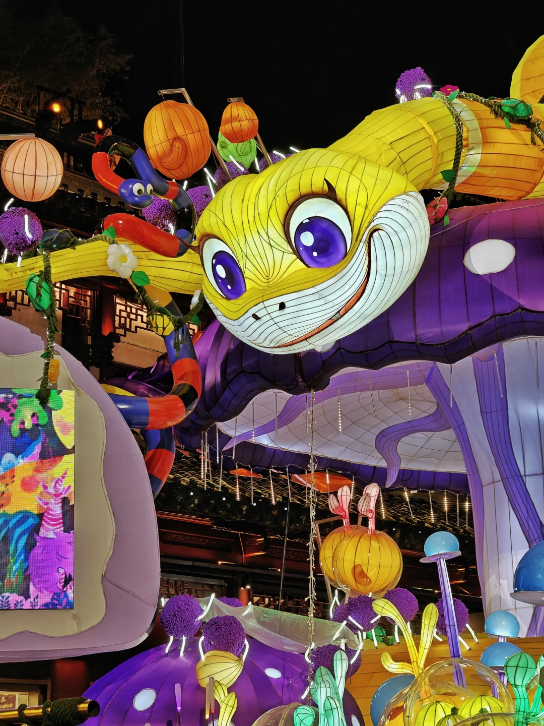来豫园凑个热闹，🆓的彩灯还是挺香的