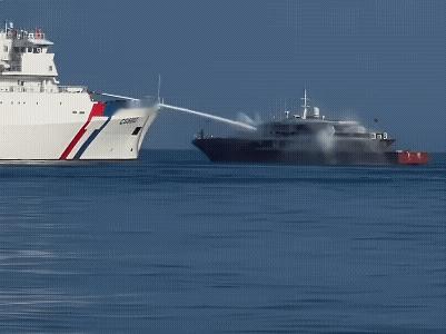 昨天（10月1日）台海巡鼠在东沙海域用高压水炮轰击大陆一条海钓游艇，借口是后者起锚慢了。游艇的驾驶台设备全毁，船顶的设备、空调、电力系统被全部打坏，动力瘫痪。台海巡鼠方面在9月底刚刚宣布，2026年前三季度，已经在东沙扣押了9艘大陆船只。并将把这些船只转为“公务使用”。台海巡鼠对付大陆船 ​