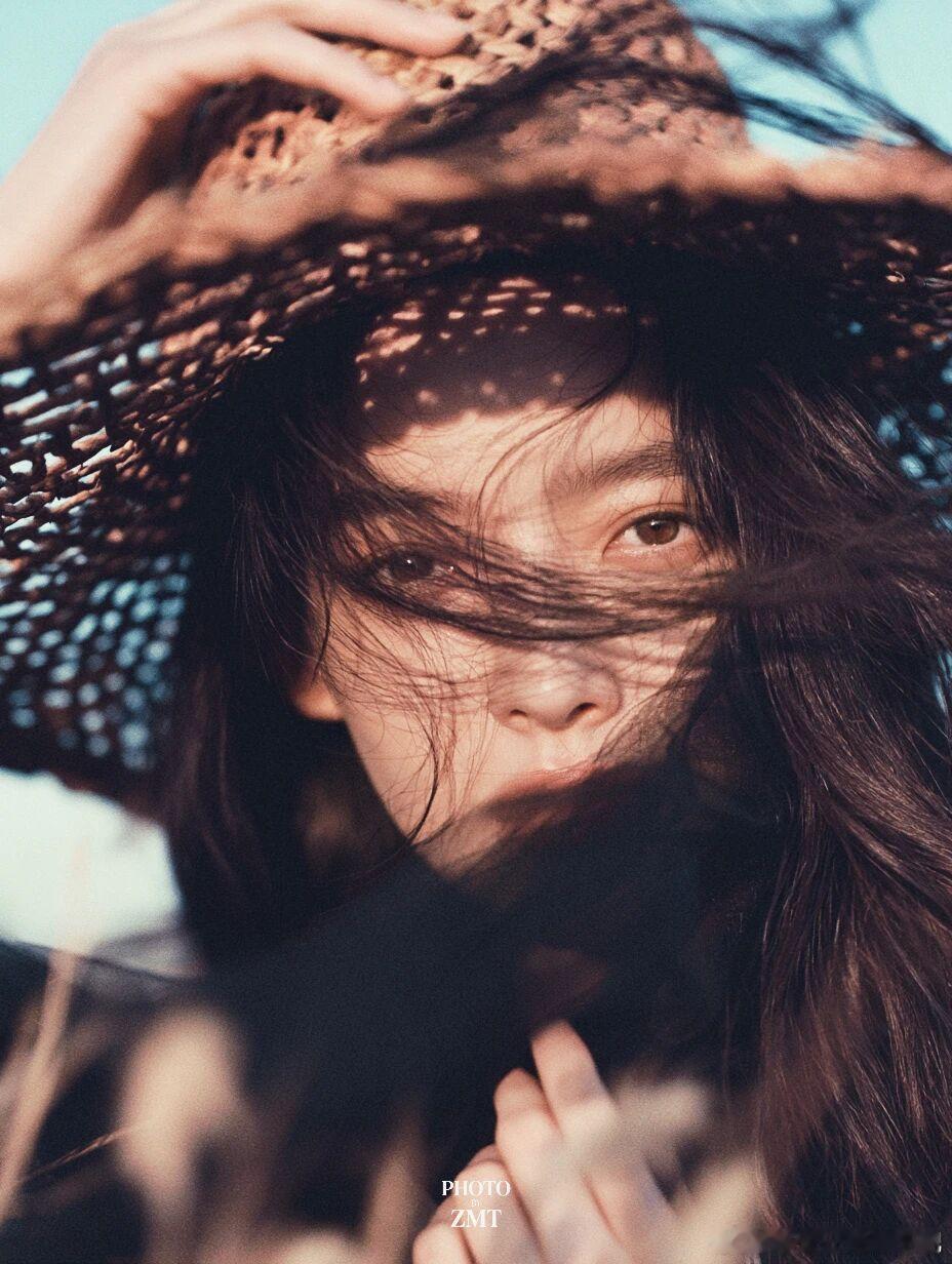 生活，顶着一分甜，冲淡那九分苦。人生大多时候都是苦的，疲惫、失意、委屈与无奈，构成了日常的底色。 ​​​
