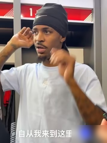 21分钟砍13分4板4助，还进了个三分，全场0犯规，杨瀚森把开拓者替补席给打明白了。
8投6中，正负值+19全队并列第一。首节上来就送助攻，第三节顶到首发中锋，弧顶直接拔进NBA第一个三分，单节7分。末节快攻反跑，双手暴扣收尾。高位一站，球一到他手里就能转起来，弱侧该给的球全给了。
莫兰特赛后直