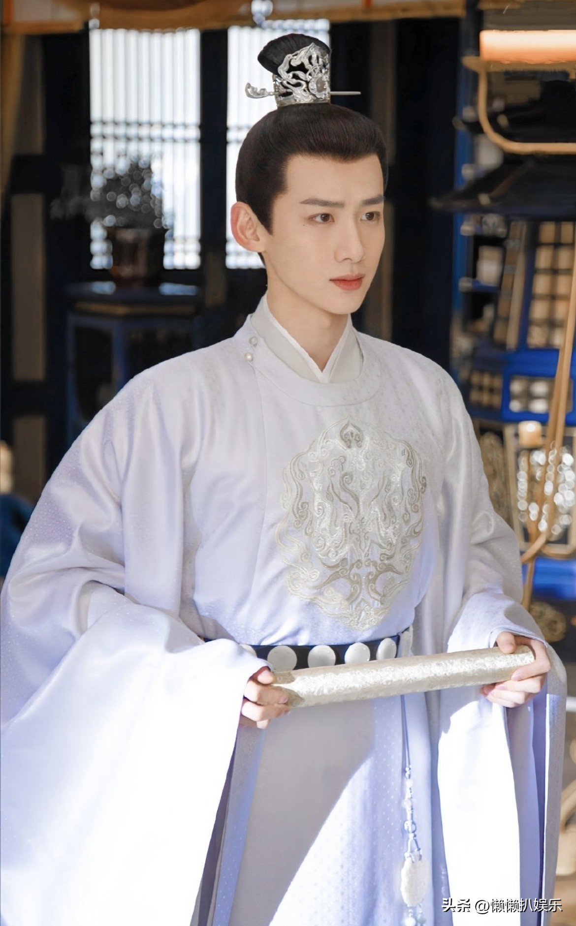 白敬亭，田曦薇，《卿卿日常》
王鹤棣，田曦薇，《大奉打更人》
许凯，田曦薇，《子夜归》
有一说一，这三部古偶，我是一部也没看过
都是很养眼的演员，人气流量
妆造很华丽，造型很好看
田曦薇作为大眼萌妹，颜值自不用多说
但是在古偶泛滥的时代里
更要注重剧的品质和内核
演员的演技是一个方面，后期制作
方方