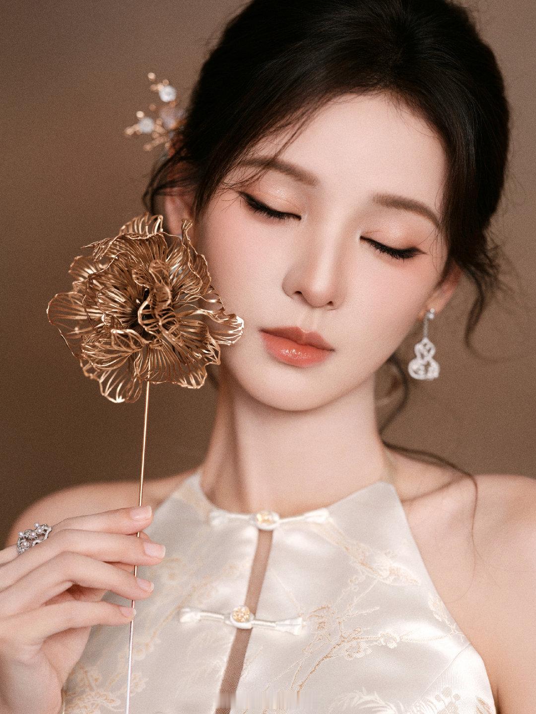 #张予曦收养小狗#我人美心善的姐姐呀~ ​