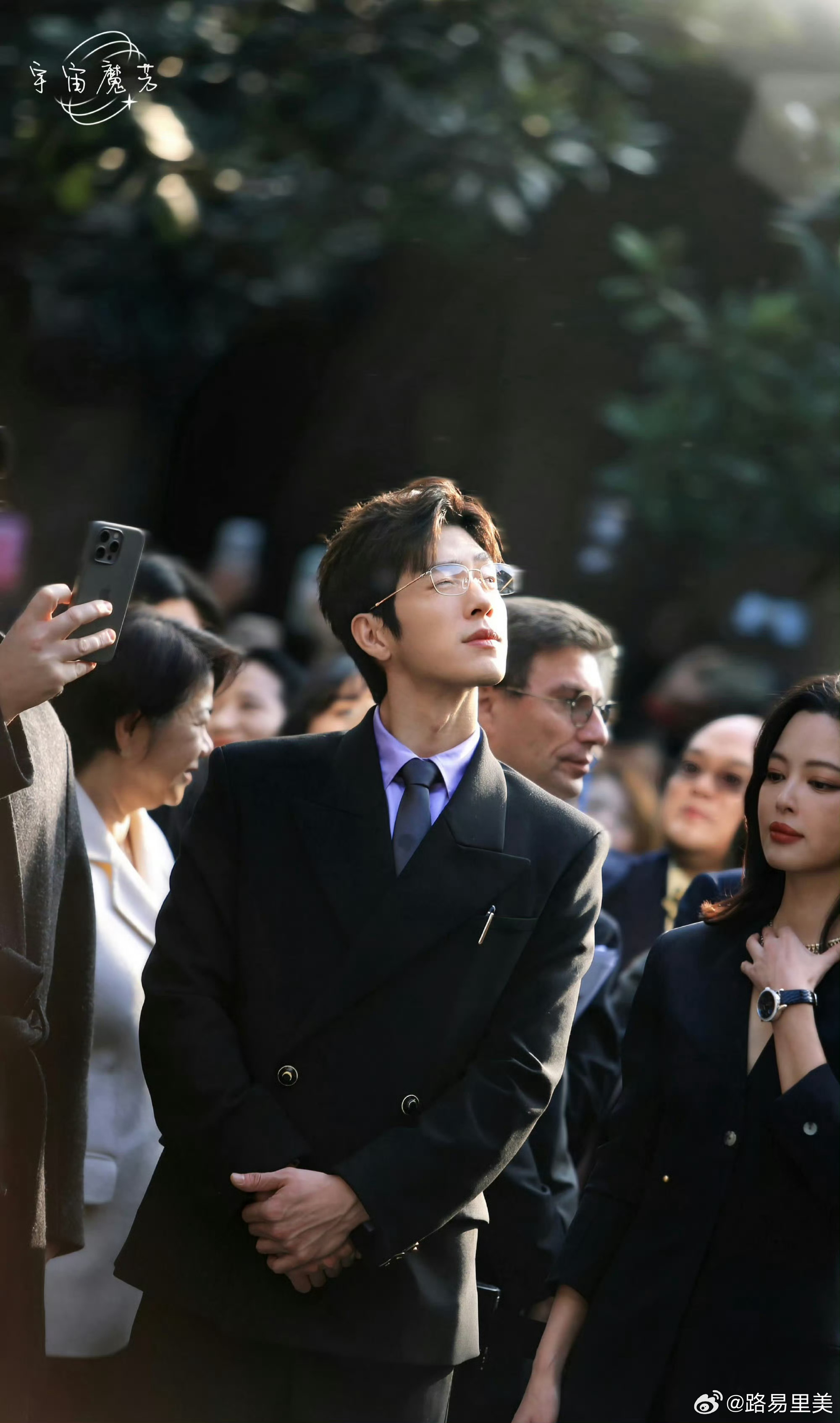 京洛再无佳人 井柏然包上恩吗
那我可要买骨了
我一直期待井叔叔合作一个小花
小说弱不禁风又很人间富贵花那种
身形差体型差年上感
应该都能发挥到极致

我就说早春晴朗之后再找井柏然的现偶本子会呈几何式上升。谁说现偶不需要演技的，井叔叔每一集都是细糠演技。熟男赛道井叔叔是稀缺型演员。有的演员 ​