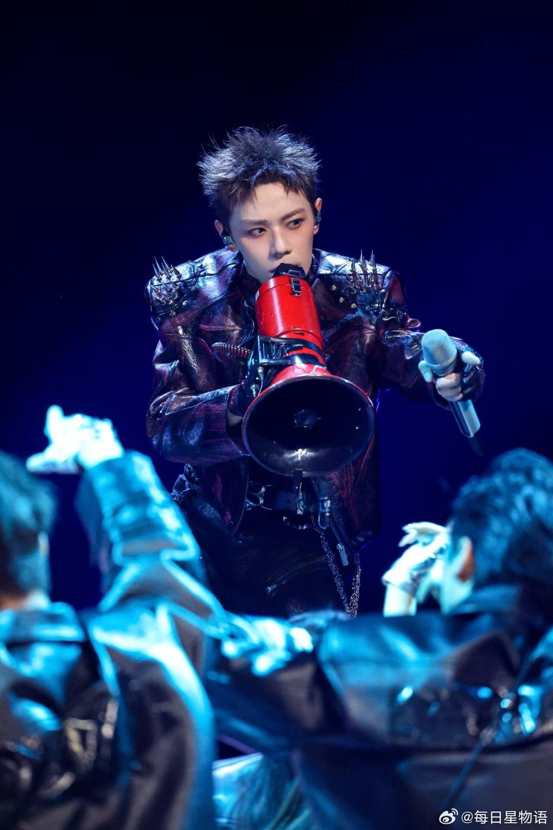 #曹骏官宣30周年巡演上海站# #曹骏叁拾序出道30周年特别演出# 小时候看宝莲灯、真命小和尚长大，最近的披荆斩棘又看见他站上舞台不断突破，出道三十周年演唱会首站回到上海，很期待这场演出！ ​