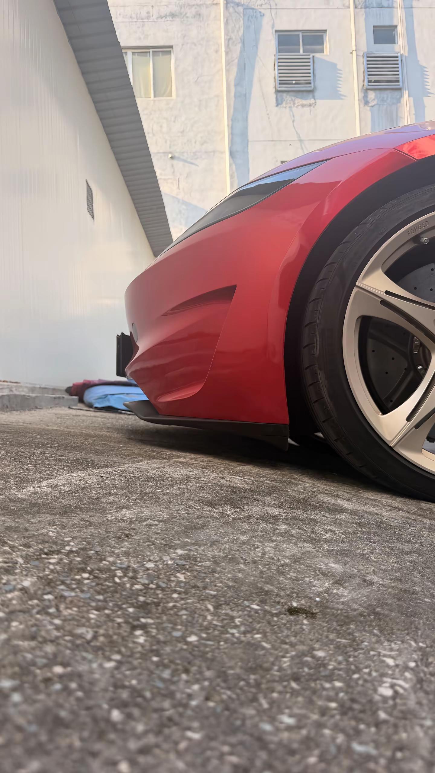 自带宽体的一台车 特别是屁股的设计给人感觉就算是285的胎，也不会觉得不和谐 不知道1.7吨 上285的胎够还是不够