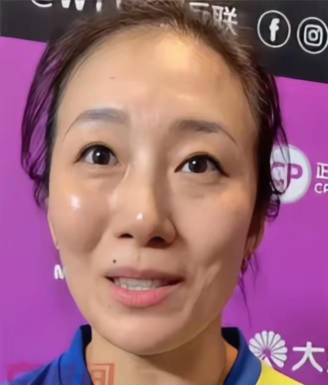 穿德国队服赢了中国队，转头却说希望中国队赢——这话听着拧巴，可从43岁韩莹嘴里说出来，又莫名让人觉得真实。
澳门冠军赛，她苦战五局3比2拼下蒯曼。赛后采访，她语气平静：希望亚运会中国队能取得胜利，毕竟我的家乡在中国。她生于辽宁，早年进过国乒二队，削球打法在国内难出头，19岁远走德国，2011年入籍。