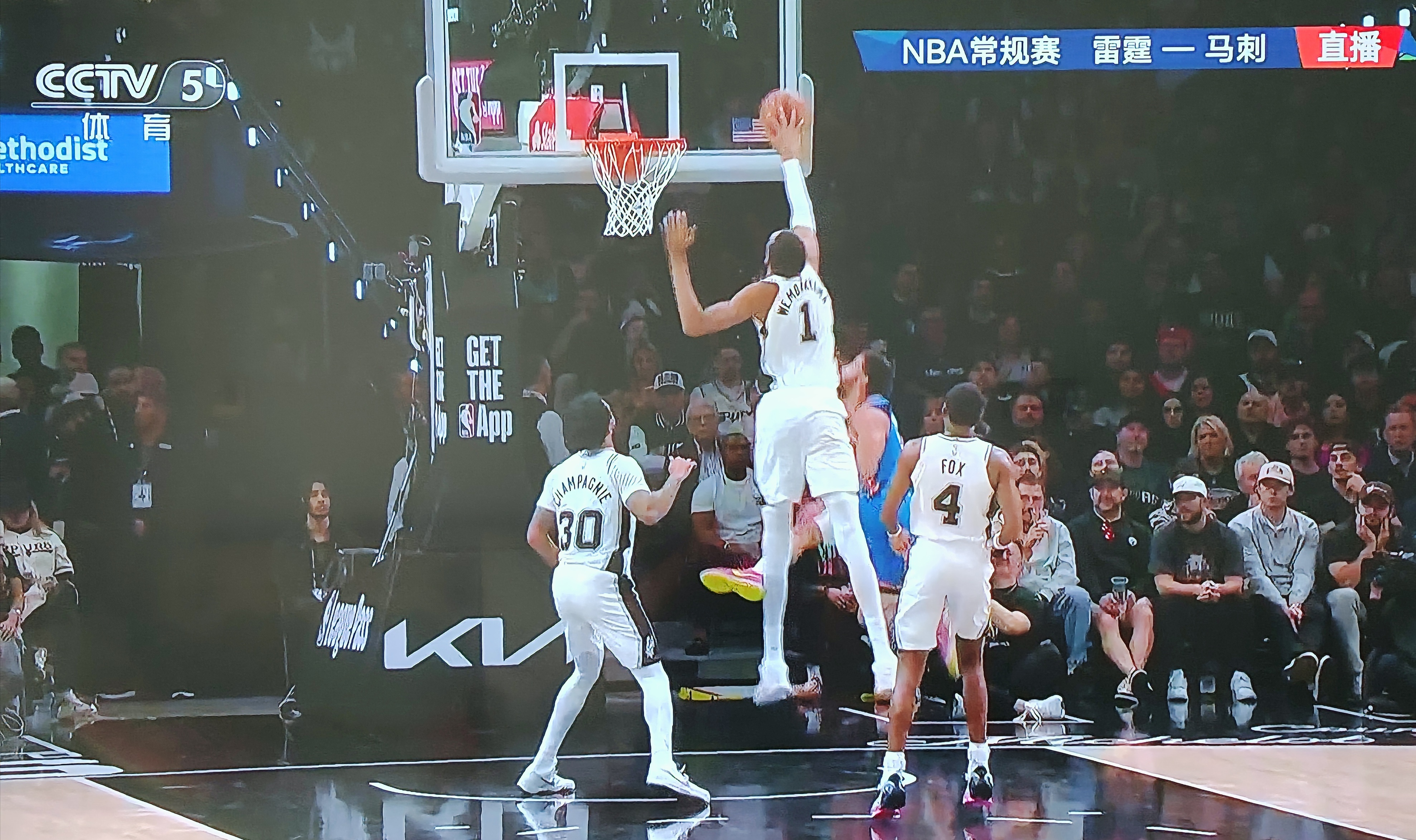NBA揭幕战第三场，马刺🆚雷霆上半场比赛结束，雷霆65:44领先马刺21分。
上赛季的西决对手，本赛季揭幕战依旧是火药味十足，第二节双方球员更是发生大规模冲突。
上半场的文班亚马防守端没有问题，但是进攻端太拉胯了，没有一次运动战得分，仅靠罚球拿下9分。
面对实力强大的雷霆，缺少文班的进攻，马刺是很难