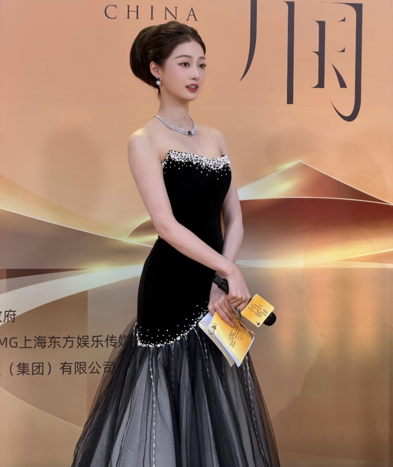  27岁冯琳澳洲官宣恋情！没有剧本炒作，为何全网清一色送祝福？你敢信？现在的公众人物公开一段恋爱，还能收获几乎全网祝福，没有撕番、没有狗血通稿、没有精心打磨的长篇小作文。27岁主持人冯琳，在澳洲昆士兰蓝花楹盛放的花海之下大大方方官宣恋情。出海追鲸、打卡农庄，只是简简单单分享旅途碎片，坦荡介绍身边男友