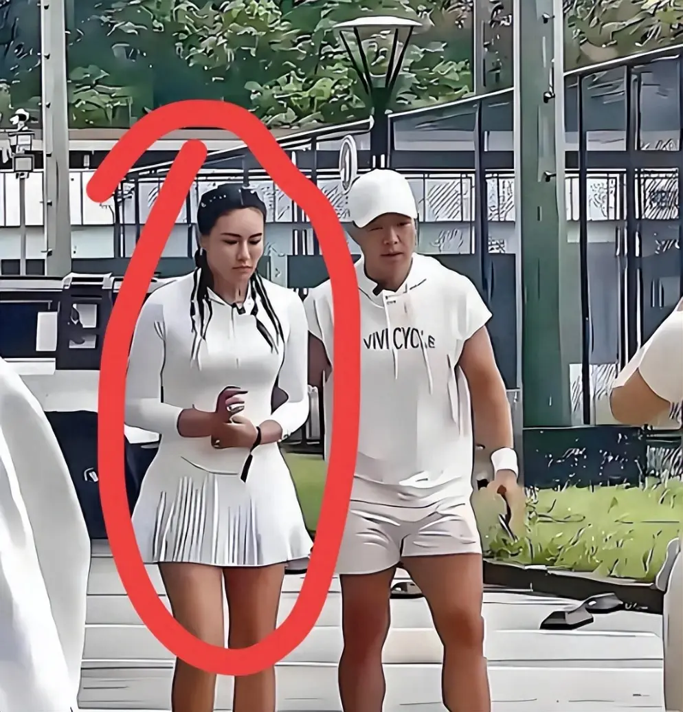 刘畊宏直播间凉了，这事儿还真得说道说道。曾经他的直播间那叫一个火爆，一堆人跟着“本草纲目”毽子操狂练，都盼着瘦成一道闪电。可如今热度降了，“老板娘”的身材又被拎出来讨论。
“老板娘”身材一直保持得好，这让不少人幻想跟着刘畊宏锻炼也能有同款。但现实很残酷啊，很多人跟着练了几天，体重没降，肌肉没长，累得