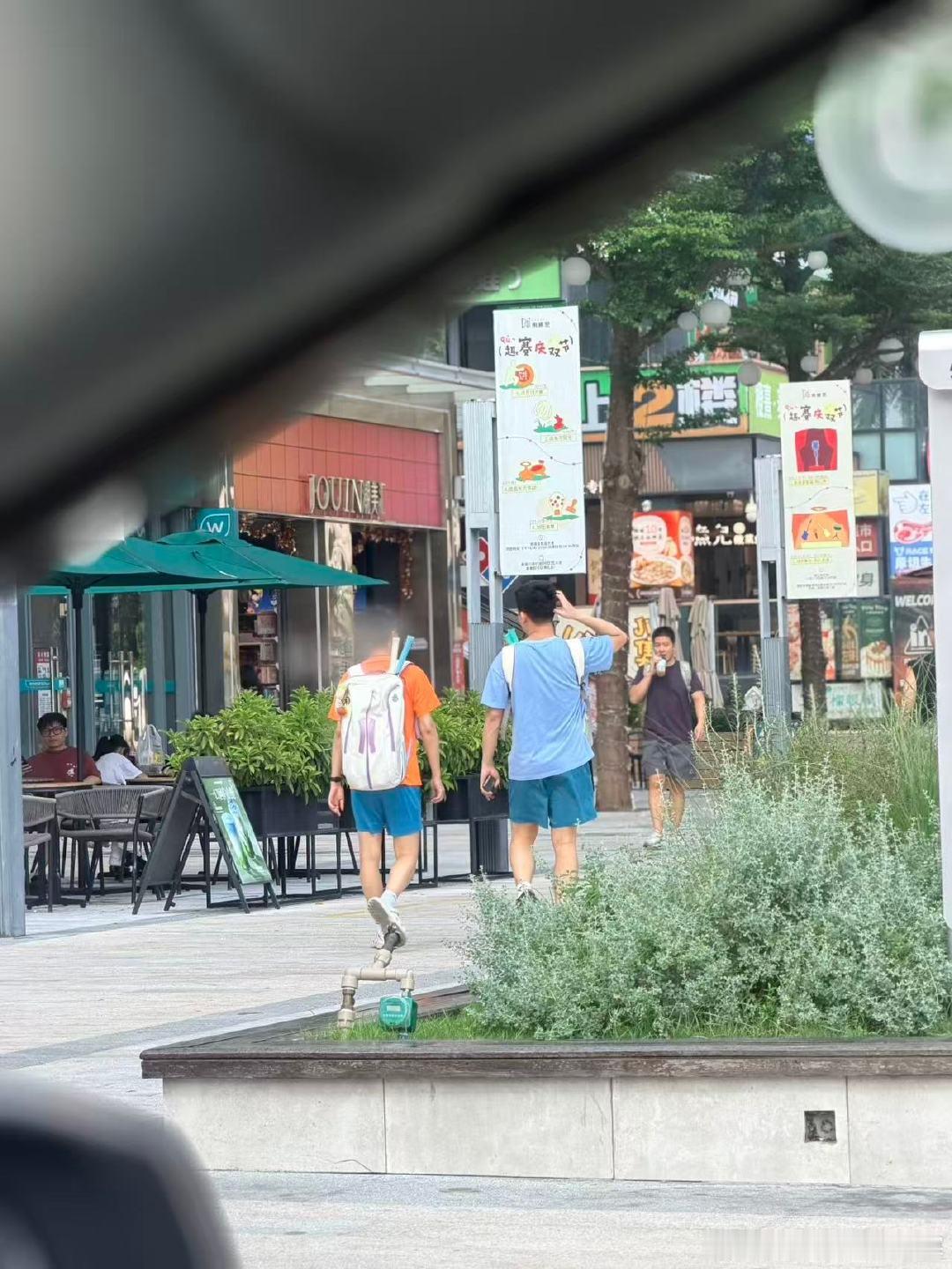 打完球，跟球搭子去吃点东西，被偷拍了。有种被抓包的感觉。 ​