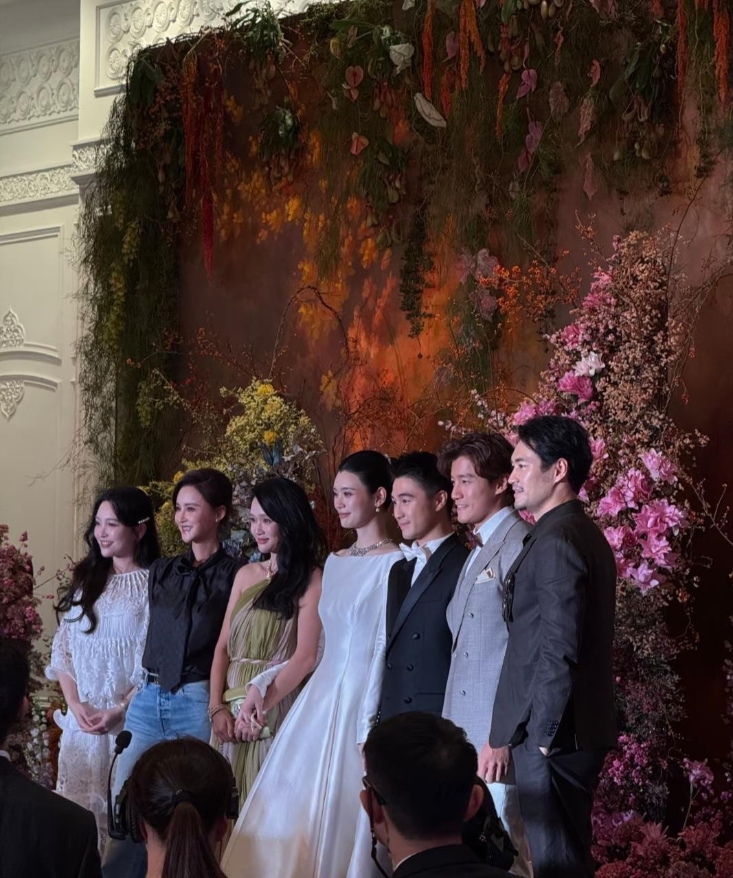 何猷君奚梦瑶在澳门上葡京补办婚礼答谢宴，汪明荃晒出合照，半个港圈名流都到了。现场星光够密，黄晓明、陈乔恩、古巨基都现身，方媛穿粉色单肩裙站在汪明荃和肥妈中间，还搂着四太梁安琪合影，姿态松弛自然。说实话，方媛这次的状态确实让人多看两眼。几年前她被拍到在婚宴角落刷手机，通稿全是“融不进”，如今能和四太搂