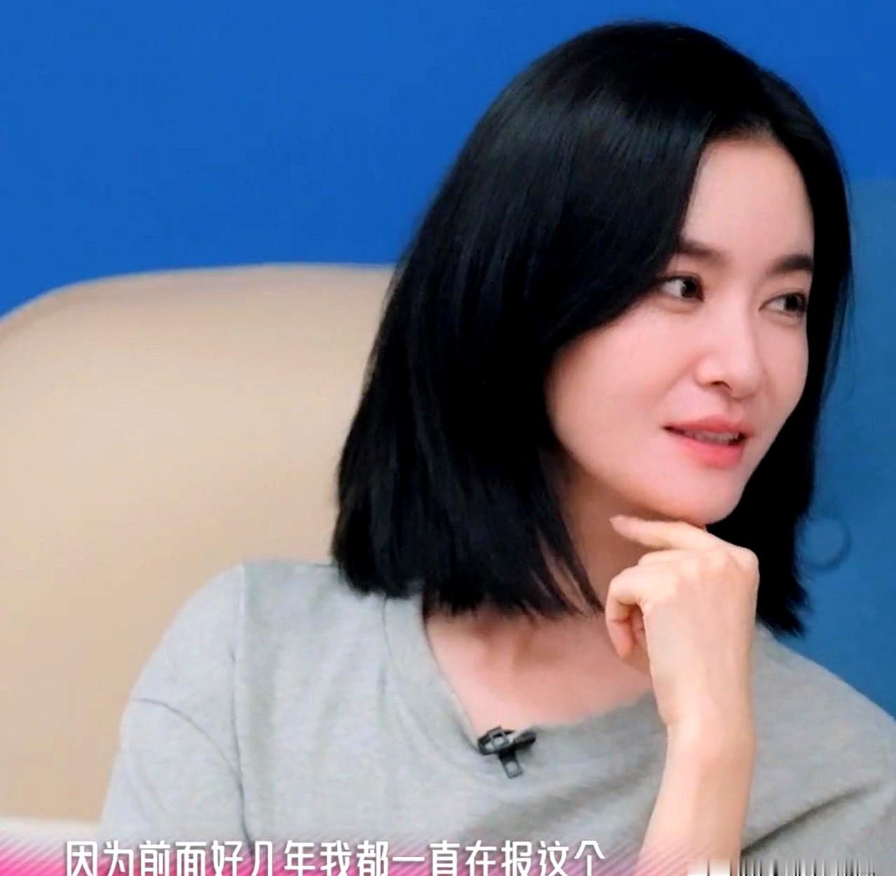 人在拼命想要抓住点什么的时候，老天爷最喜欢跟你开玩笑。李晟连续几年认认真真报名“浪姐”全被刷下来，去年心灰意冷抱着“随便吧”的心态去报，反而直接入选了
 

9月3日跟谢娜对谈时满脸都是无奈，当年为了演主角试戏整整一个月，进组拍了三个月还在被通知“只是试拍”，每天神经紧绷生怕随时被换掉。好不容易熬到