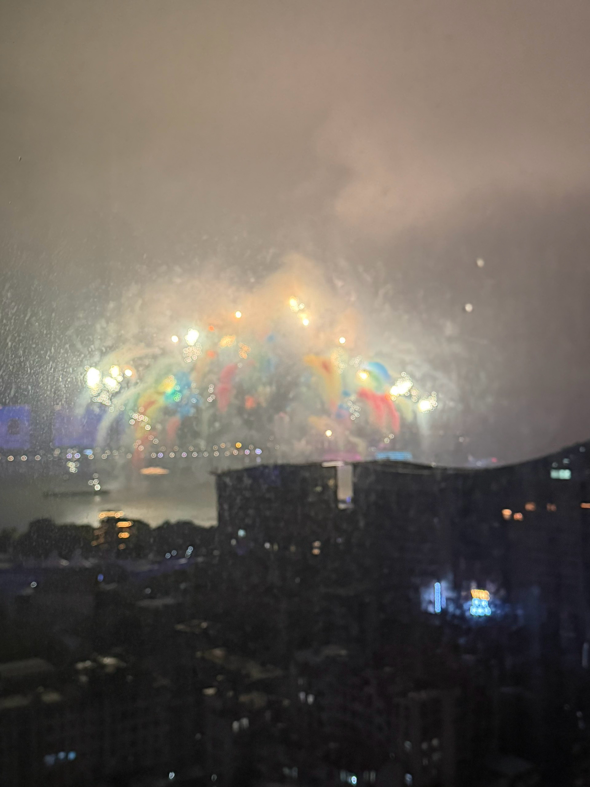 在烟花秀的最后五分钟，娃醒了。外婆赶紧把娃抱到卧室飘窗上，抓住尾巴，带娃欣赏美丽烟火🎆。是个幸运的小朋友，最后几分钟的烟火，恰好最精彩最漂亮。[许愿星] ​​​