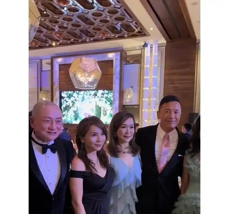 谁能想到一场压根没对外大肆宣扬的私人喜宴，硬是把香港尖沙咀瑰丽酒店变成了老牌港星的怀旧场

向华强夫妇到了，刘嘉玲来了，苗侨伟两口子也露面了，连抽不开身的刘德华都专门录了一段长视频来道贺

这不是什么颁奖典礼的红毯，而是昔日“无线五虎将”之一的汤镇业在嫁女儿

看着台上那个曾经风流倜傥、如今岁月痕迹