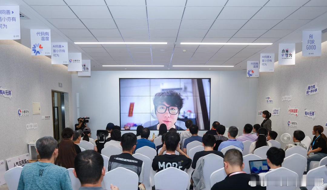 #色弱博主改造AI眼镜帮自己做拼豆# 拼豆对于色弱人群堪称难题。博主动手改造AI眼镜，依靠设备辅助识别颜色。困扰许久的辨色难题得以缓解，能够随心进行拼豆创作。 ​