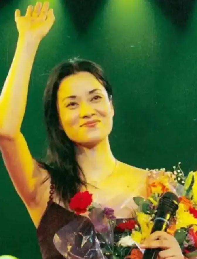 毛阿敏出名挣到大钱后，干的第一件大事，就是掏钱在上海给两个亲哥哥一人买了一套房。她不是在施舍，她是在还债，还的不是账单，是命。
很多人只看到“一人一套房”，觉得这是成名后的大方。可真正扎心的地方在后面：她后来遭遇风波，受影响的不只是她自己，两个在工厂里老老实实上班的哥哥，也跟着吃了多年苦，二哥甚至病