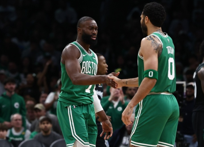 近日NBA著名经纪人里奇·保罗和名嘴主持人Max Kellerman录制了《Game Over》播客，在最新更新的一期里，他们谈到勇士的相关话题。

富保罗：想想看，如果怀斯曼打出来了，或者哪怕是库明加打出来了。如果他们能有塔图姆或者布朗那种水平的球员进化，他们作为乐透秀被选中。穆迪是个非常好的球员，他能在 ​