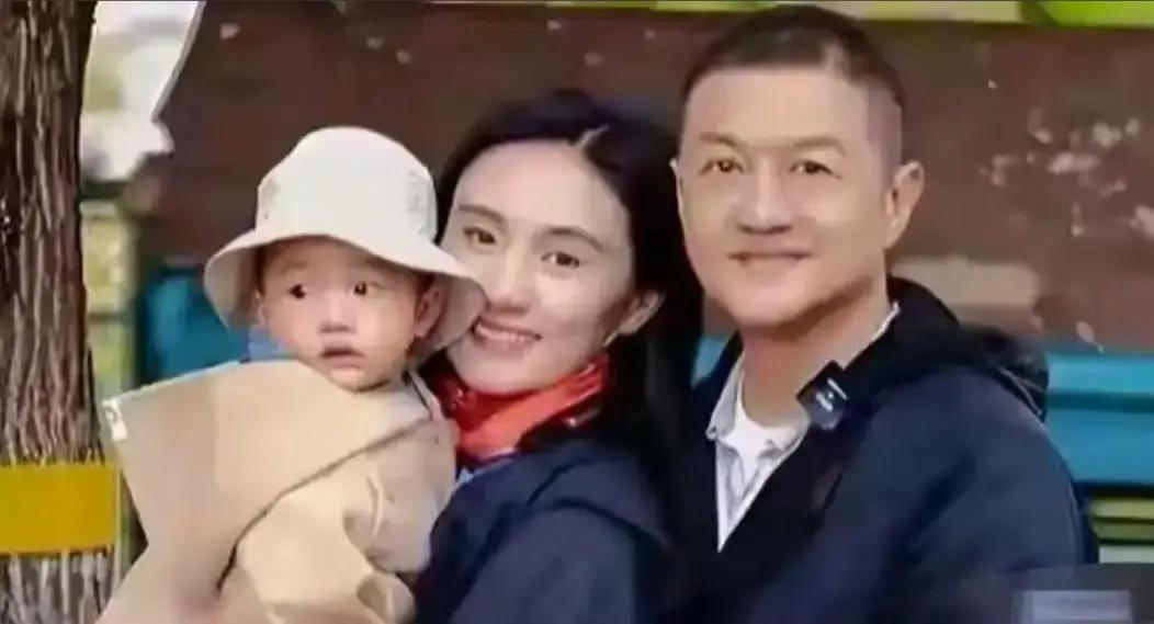 李亚鹏离婚惊天反转。王菲家保安曾爆料，李亚鹏和王菲在一起时，常凌晨两三点才回家。这习惯在他与海哈金喜的婚姻里仍未变。婚后李亚鹏天天忙，孩子生病时，海哈金喜总一人深夜抱去医院，打他电话总在开会。
 
海哈金喜把体温计从孩子腋下取出来，对着灯看了一眼。三十八度五。她看了看手机，凌晨一点，没有未接来电。她