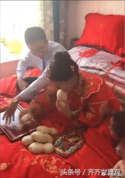 #妇幼卫士讲甲状腺与优生优育[超话]# 新婚之夜 第一次#两性课堂##健闻登顶计划# 
新婚之夜，新郎搂着新娘，说别人娶个媳妇儿100斤，我娶个媳妇儿130斤，加量不加价我这是赚了。
新娘想了想，觉得有点不对劲儿，就对新郎说，别人找个老公一米八，我找个老公不到一米七，缺斤少两，我这是赔了！ ​  ​