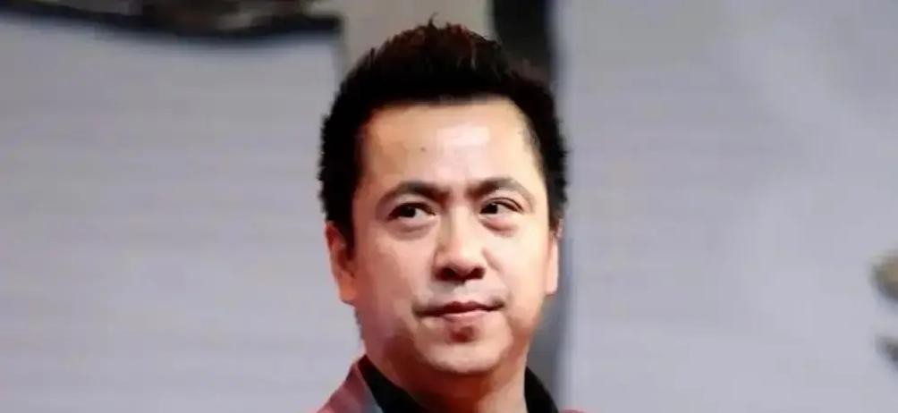 大鹏拍《长安的荔枝》，全行业算准他要亏1个亿。

王中磊在内部会上拍桌子骂他烧钱，说投资人的钱不是大风刮来的。投资人盯着报表，脸色铁青。有人私下算过账，电影立项第一天，账面就趴着9000万窟窿。

网友也笑他。说李善德在电影里算账算得飞起，大鹏在现实里算账算得稀碎。媒体标题写《撕开行业窗户纸》，话里