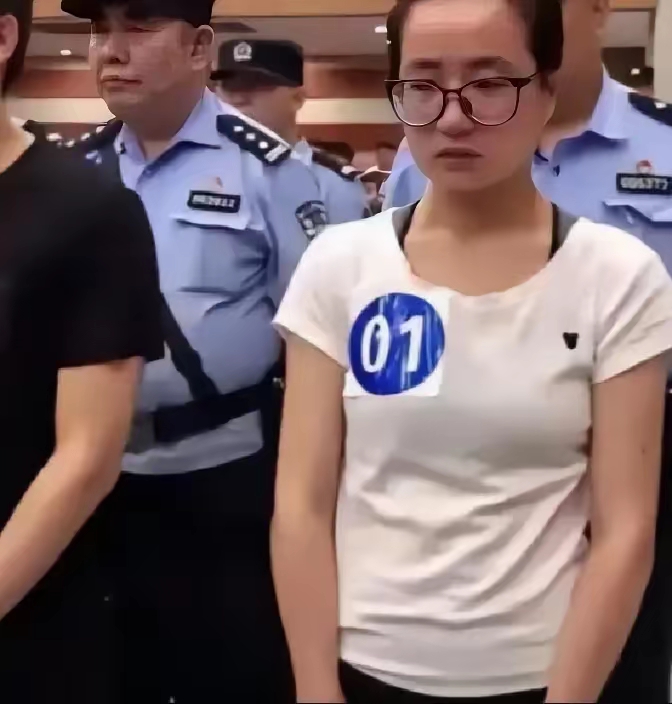 2019年，在读硕士杨春燕课堂上被警方带走，看似温柔文静，背后藏着滔天恶行
 
2019年，读硕士的杨春燕还在上课，突然警察登门把她逮捕，离开前，教授诧异问道：“会不会搞错了？”警方无奈道：“你看着她人畜无害的，却害得多少人家破人亡啊！”
 
谁也想不到，这间安静的高校教室，会迎来这样一场轰动全校的