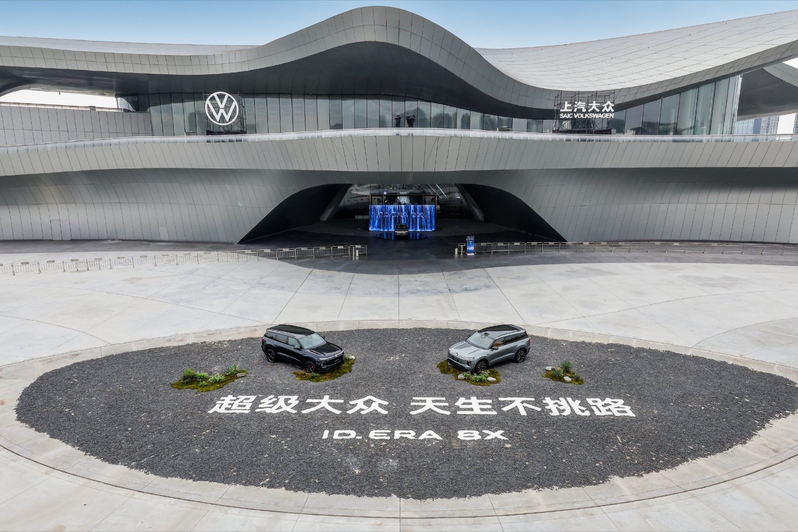 #行业首次车辆飞坡撞击电池包直播##李治廷的新搭子8X 20.68万起夯爆了#   ID. ERA 8X
直播测试，同一台车飞跃跳台，连续落地并撞击石块、马路牙等异物，电池包未出现冒烟、起火现象。
我想说这车还是很有实力得，安全感满满。而且直播的选择本身就是一种态度，信任被摆上了台面。
真正做到了 ​