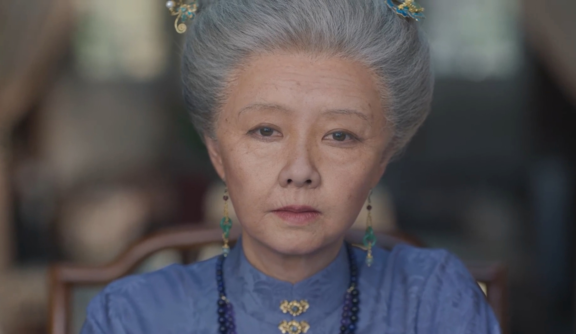 《兰香如故》大结局落下帷幕，曲终人散处，却藏着最厚重的世间情理。
此前漏网的杜翠雀贼心不死，竟勾结海匪意图谋反，还残忍害死了袁绍辉。兰香临危不乱，带着林府女眷布下局，一把火将这个恶徒烧得干干净净，也算告慰了所有被她伤害过的人。经此一役，三姑娘林绣茹行事愈发果决，雷厉风行掌了府中大权，活成了第二个有勇