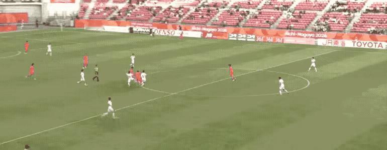 本人是武磊的铁杆粉，随着武磊年龄的不断增加，正惆怅今后中国足球没谁值得去关注了。但是随着追风少年王玉栋的横空出世，不禁又燃起我看球的热情。
请对比下面的两幅动图，图一是王玉栋在刚刚结束的亚运会比赛中的一条龙破门，图二是武磊在上届世预赛中的一条龙破门，两个球都是那么的令人血脉喷张，激动不已! 不同的是