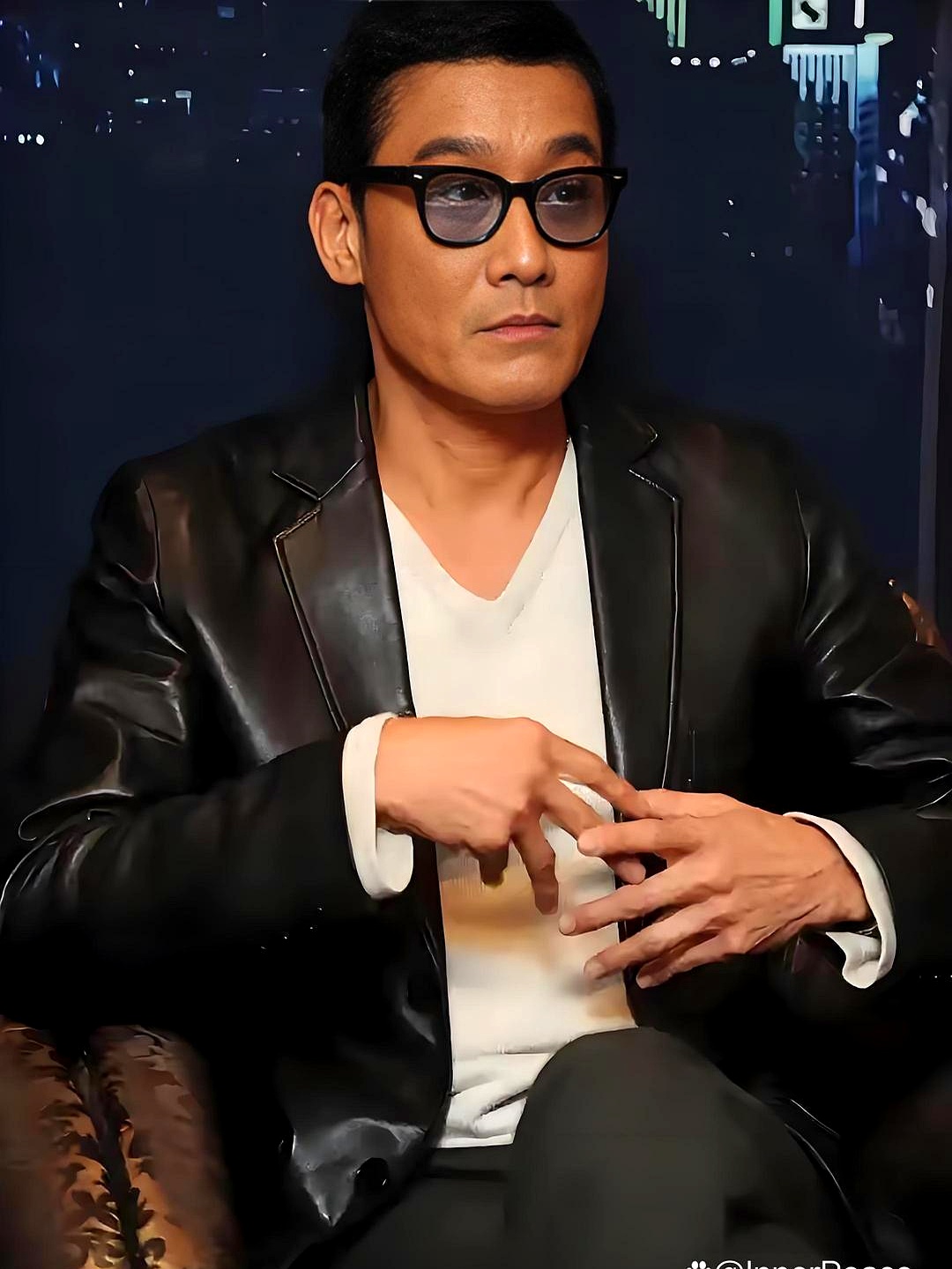 梁家辉这段话，真把演艺圈那点虚架子扒了个底朝天：明星走在香港大街上根本没人围观，市民心里门清，这帮人跟自己的柴米油盐没半毛钱关系
 

周润发挤地铁，刘青云穿着拖鞋去菜市场买鸡，连个回头看的人都没有。偏偏有些小明星，出个商场恨不得雇二十个保镖手拉手封路，连正常走道的路人都要被粗暴推搡，好大的官威