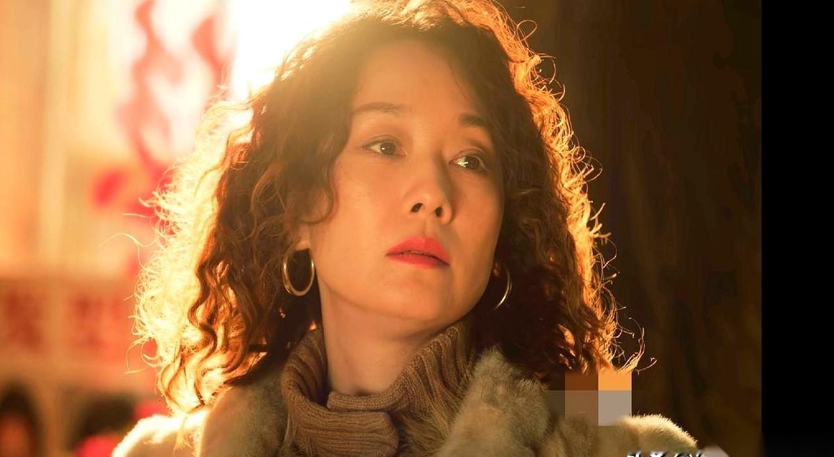 电视剧《余红旧事》里的这场戏，算是把人性的缝隙给拍透了。原配亲自杀到洗头房，眼看就要把小三的底牌掀翻，结果她非但没砸店扯头发，反而从包里掏出钱，主动在这家店里新办了一张会员卡。
陈红推开莎莎洗头房玻璃门的时候，根本不是来做头发的。被丈夫李德武常年家暴、冷落，她好不容易从别人嘴里抠出了王萍的名字，也知