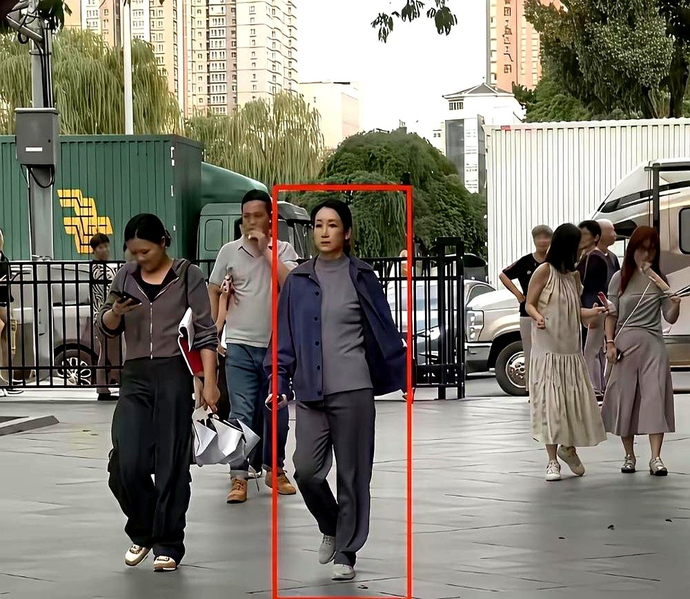 秦海璐现实里穿得太随意，让不少习惯了荧幕形象的观众直呼落差大。

可电视上的光鲜和私底下的舒服本来就是两码事。谁日常没个不想费心搭配的时候？演员也没义务把每次出门都当成上班打卡。

穿得隆重咱们就欣赏，穿得简单更没必要替人可惜，衣服自己穿着自在就行。

与其天天盯着私服审视，不如多看看表演。现实里穿