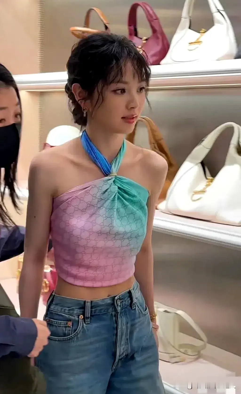 本以为田曦薇是乖乖女一枚，结果狠狠被打脸！最近有人偶遇她，穿了件彩色吊...